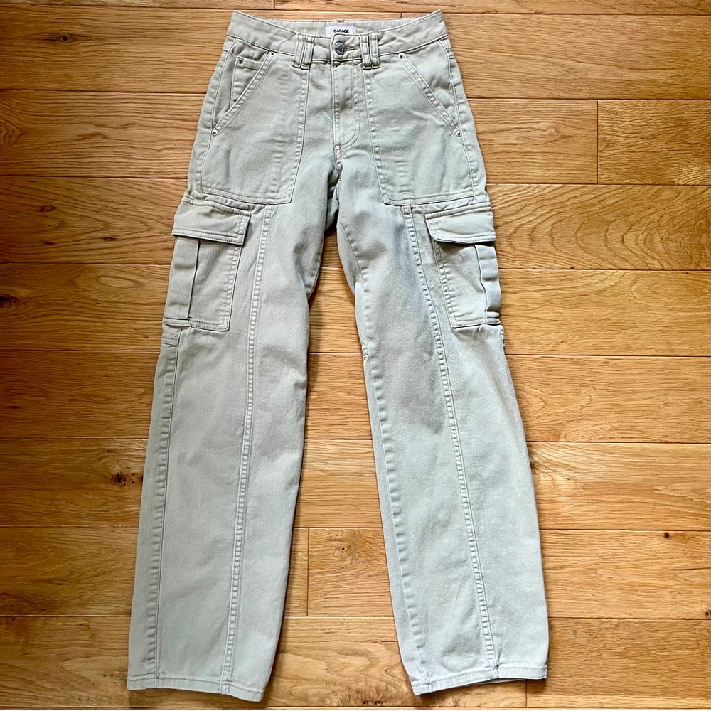 Garage Women's Beige Camden Cargo Pants. Size 00. 9.5 inch rise. Relaxed fit.